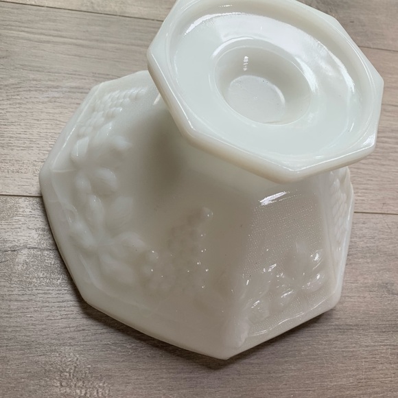 Vintage milk glass bowl - Picture 2 of 6